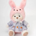 Puffy, le lapin le plus mignon avec un chapeau et une robe rose !
