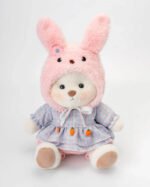 Puffy, le lapin le plus mignon avec un chapeau et une robe rose !